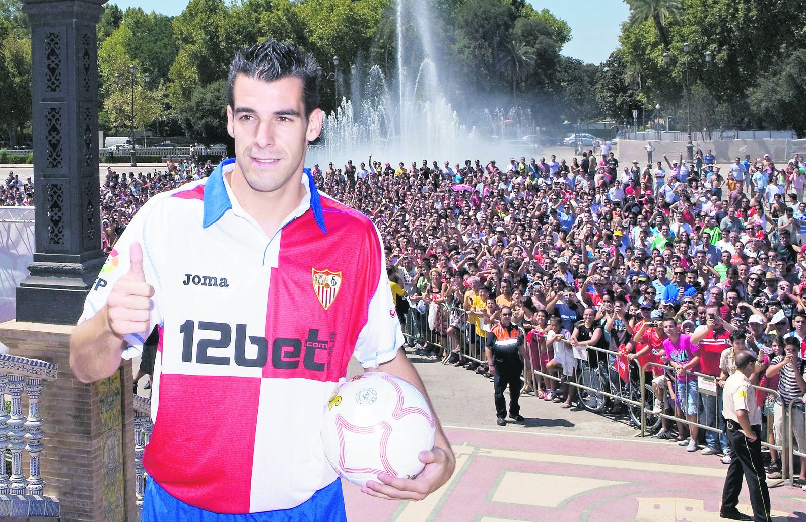 Negredo, cuando fue presentado en la Plaza de España como jugador del Sevilla, en 2009.