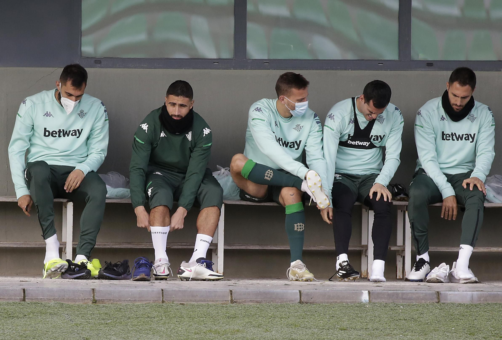 Canales, entre Fekir y Juanmi, en el entrenamiento.