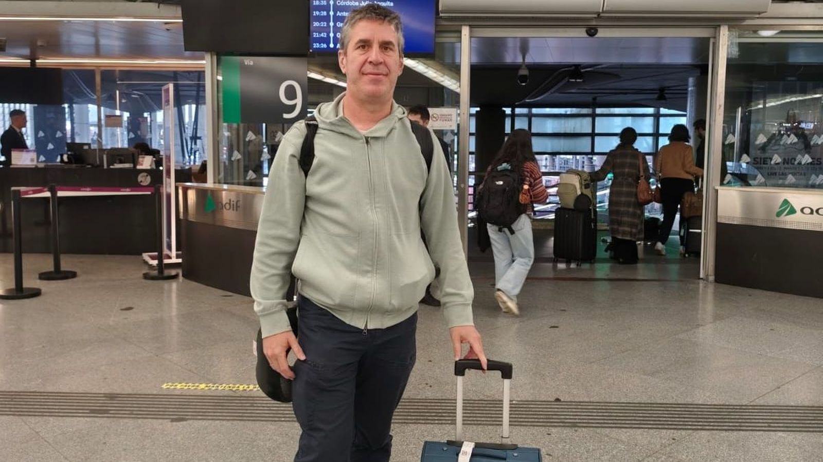 El director de Movilidad Internacional de la UGR, Simón Suárez, tras su llegada a España