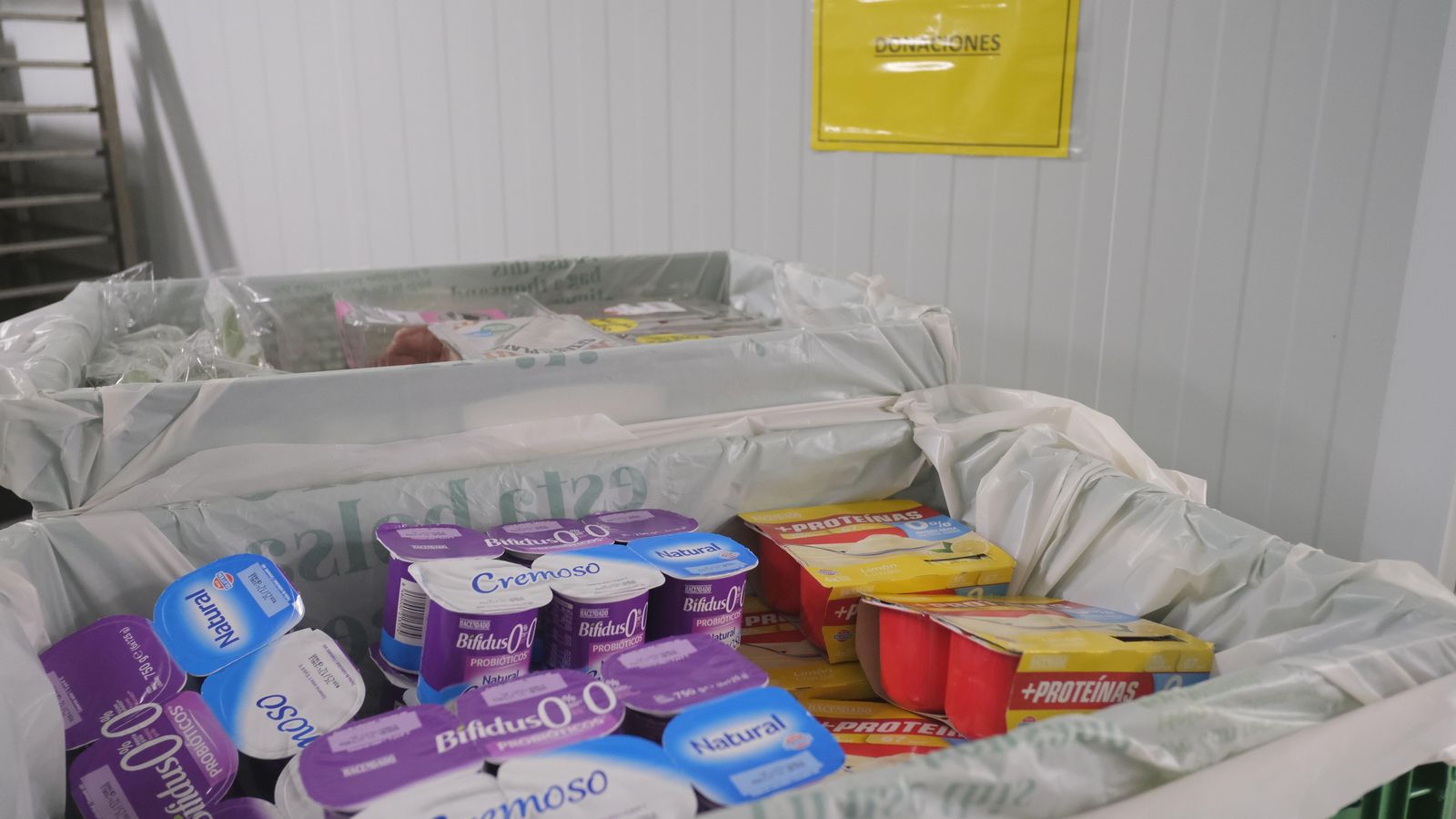 Lácteos en la zona para donaciones en la cámara de refrigeración de la tienda.