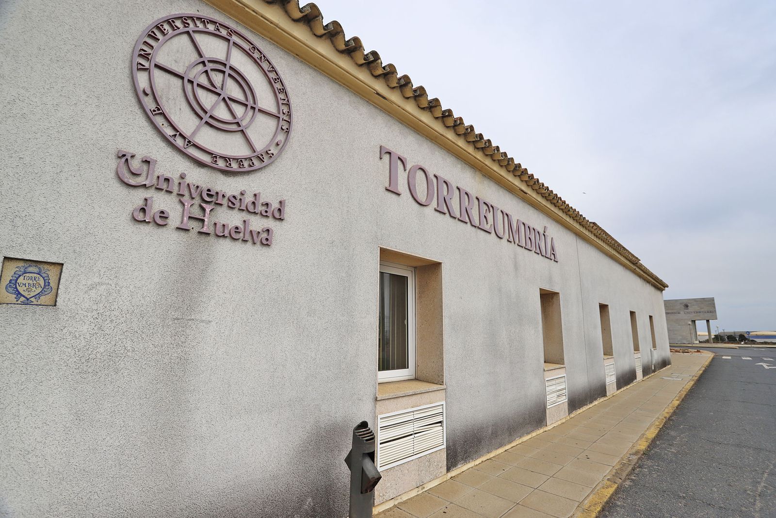 Fachada de uno de los edificios del campus de La Rábida.