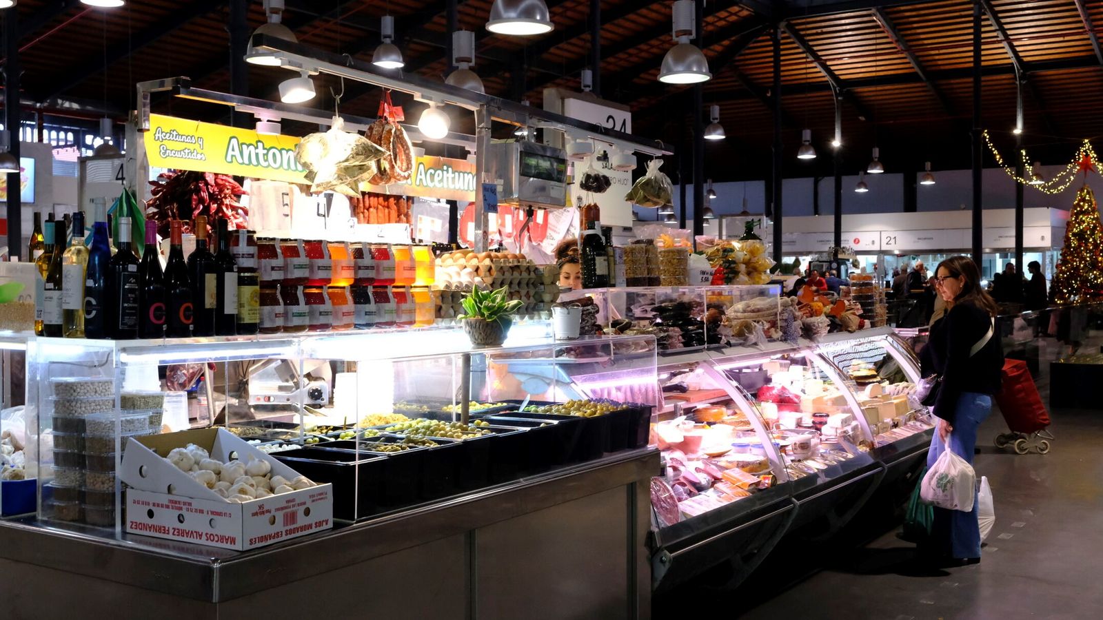 Salazones, conservas, ahumnados, dulces, licores..., otros productos que se pueden encontrar en este espacio gastronómico de la capital