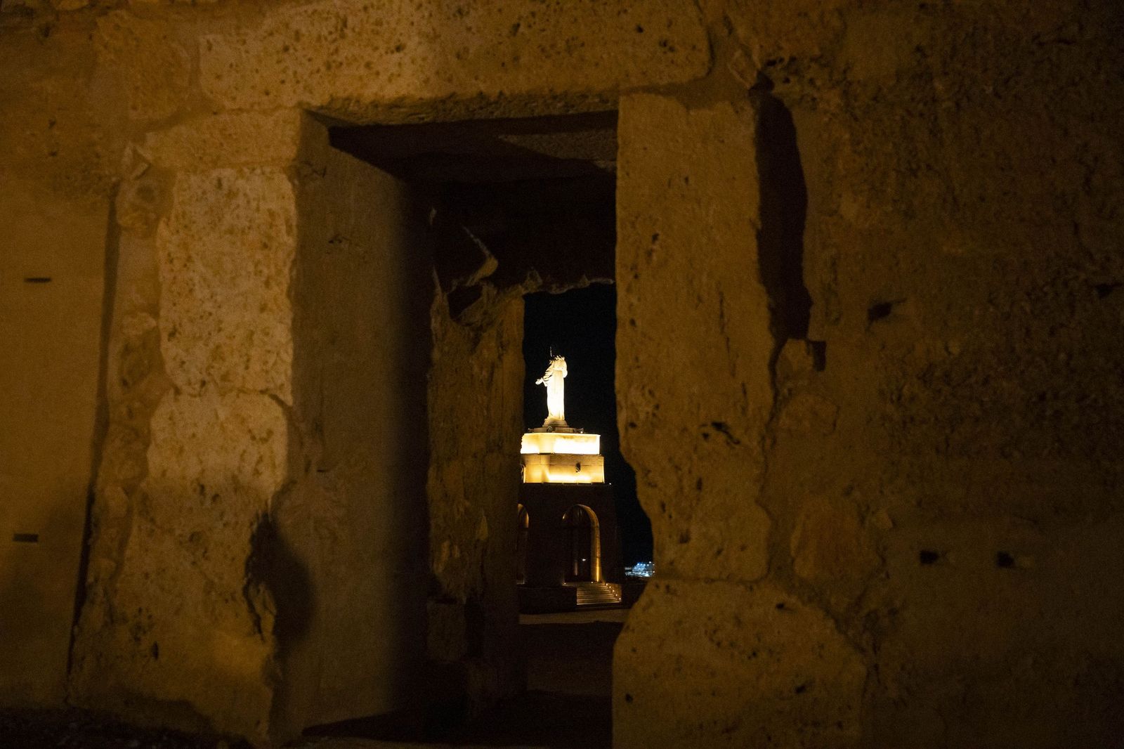 Las murallas del Cerro de San Cristóbal se encienden para iluminar Almería