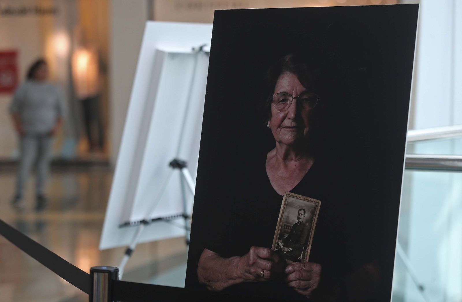 Fotos de la exposición 'Idas y venidas' en el centro comercial Puerta Europa  en Algeciras