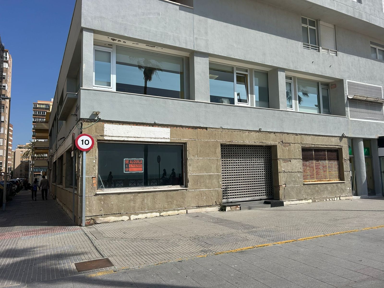 Fachada exterios del local en alquiler.