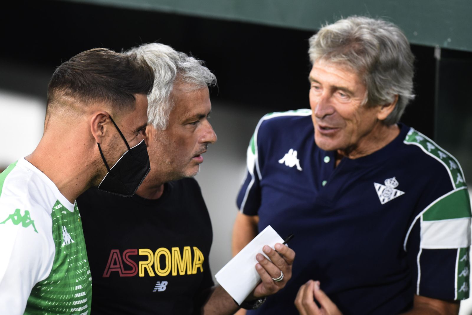 Pellegrini, Mourinho y Joaquín dialogan antes del inicio del amistoso que la Roma disputó en Heliópolis el verano del año pasado.