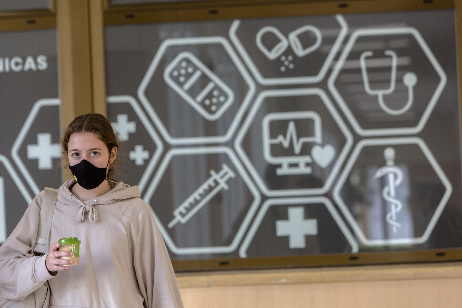 Una joven con mascarilla en una calle de Cádiz en una imagen de archivo.