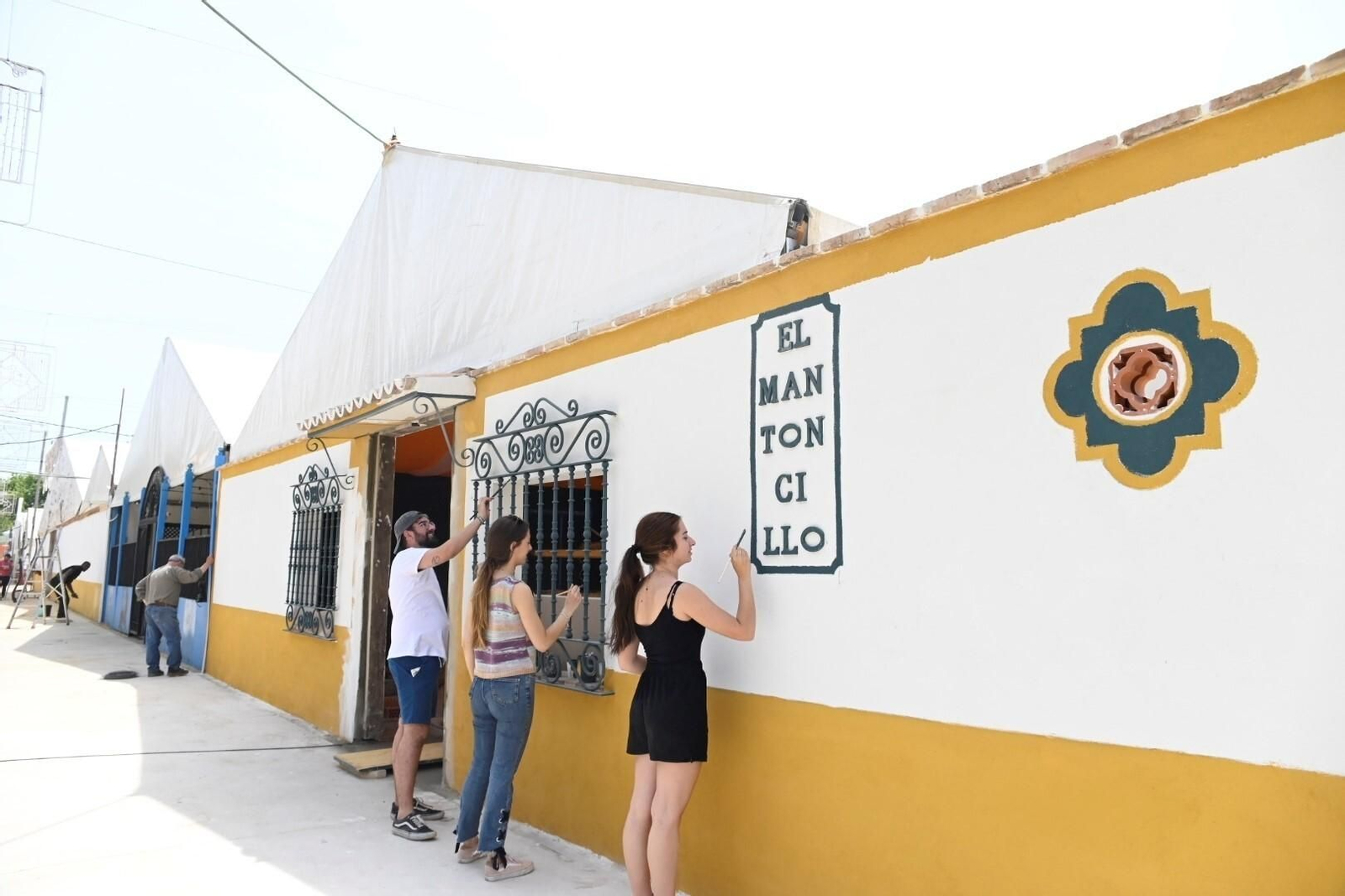 El montaje de las casetas y atracciones de la Feria de Córdoba 2024, en imágenes