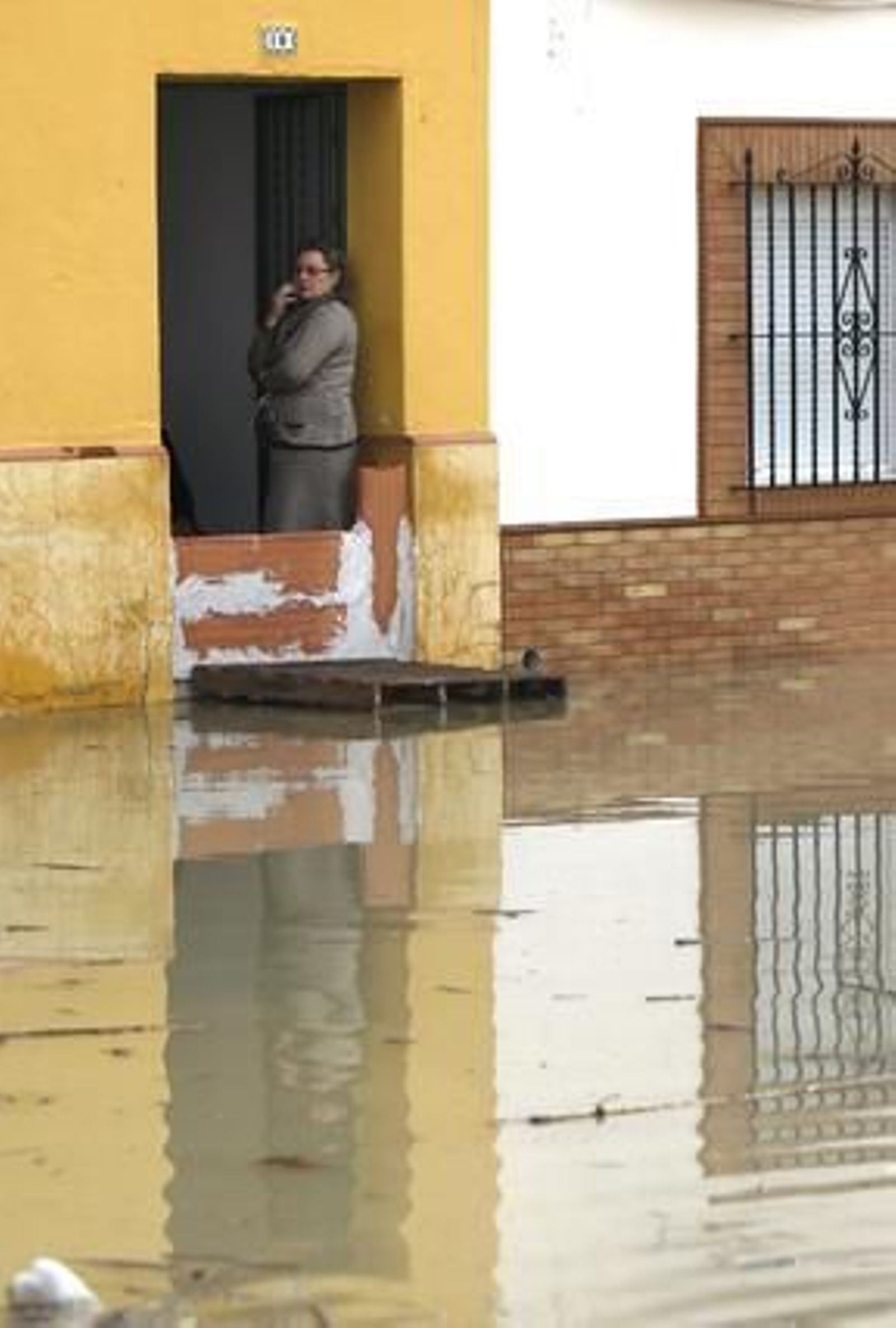 El Río Guadalquivir se desborda a su paso por Lora del Río.  Foto: Eduardo Abad (EFE)