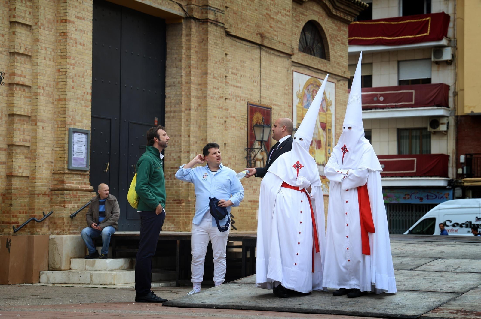 Las mejores imágenes del Lunes Santo en Huelva: Hermandad de las Tres Caídas