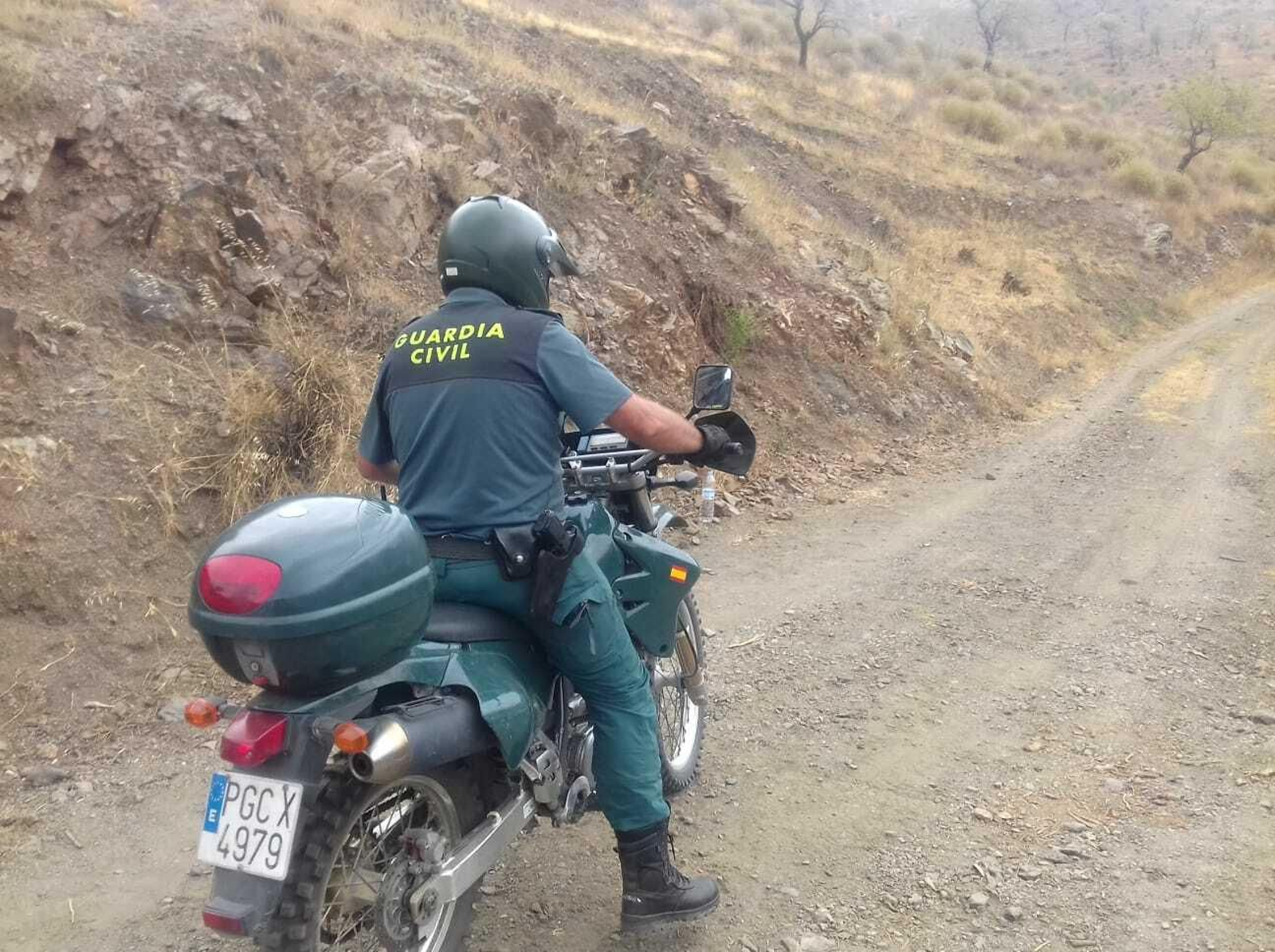 Uno de los guardias civiles que participa en la búsqueda de Dana Leonte en Arenas. Uno de los guardias civiles que participa en la búsqueda de Dana Leonte en Arenas.