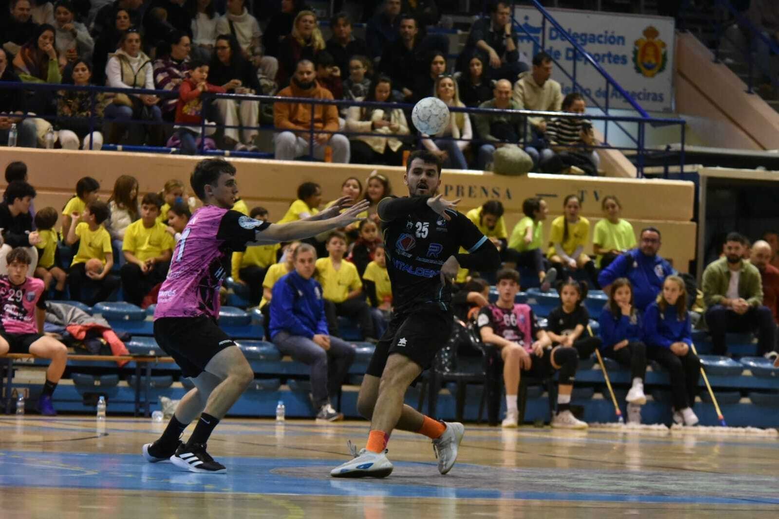 Pepe García conduce un ataque del Ciudad de Algeciras