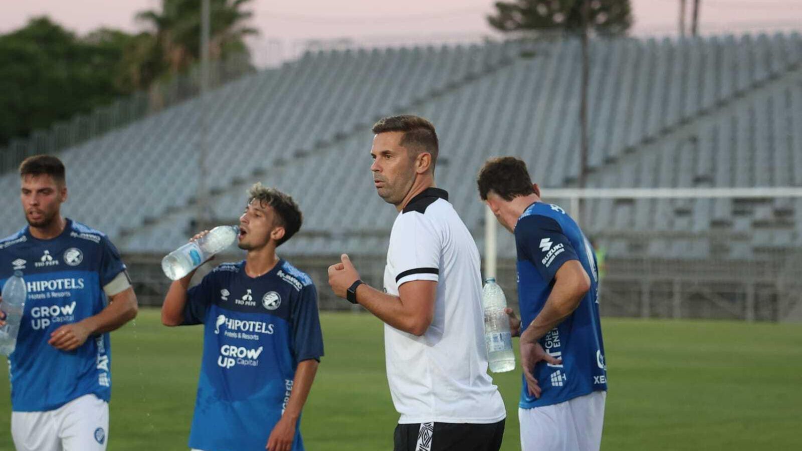 David Sánchez apostó por defensa de tres en su primer partido al frente del Xerez DFC. David Sánchez apostó por defensa de tres en su primer partido al frente del Xerez DFC.