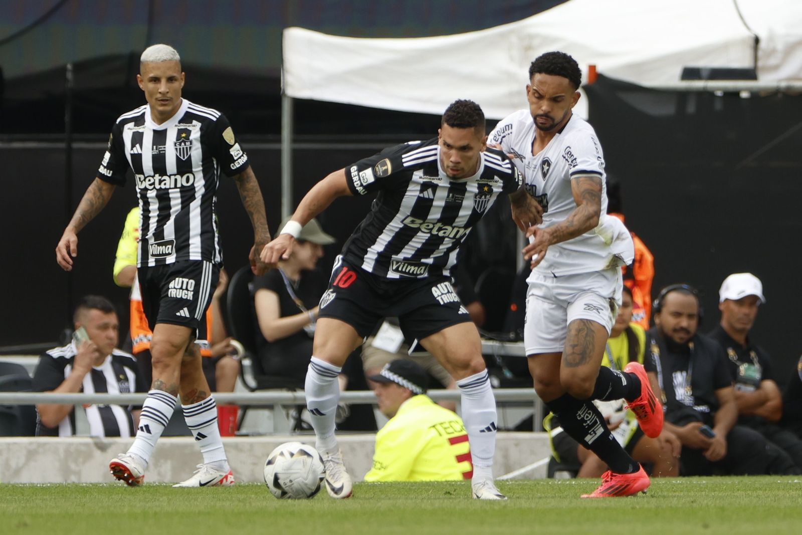 Las fotos de una final de la Libertadores histórica; Botafogo, campeón con 10, ante Atlético Mineiro