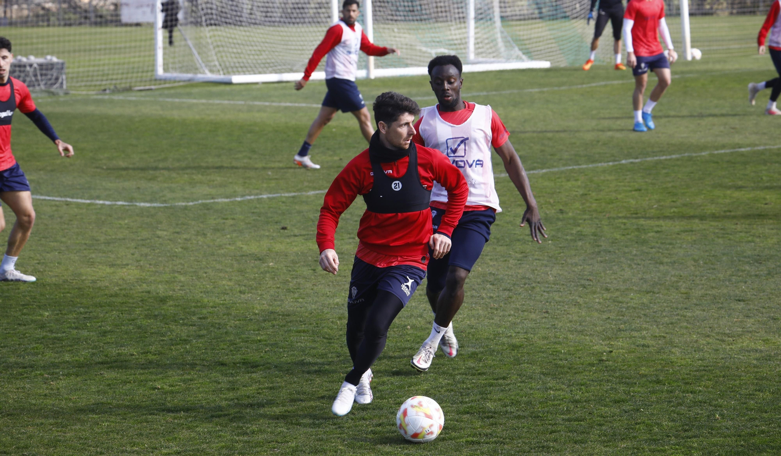 Javi Flores corre delante de Diarra durante el entrenamiento del sábado. Javi Flores corre delante de Diarra durante el entrenamiento del sábado.