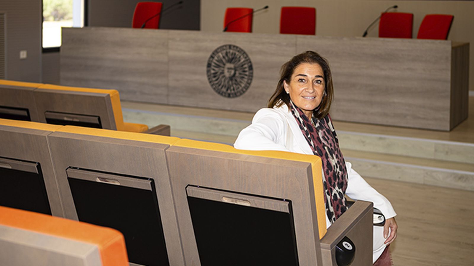 Ana Moreno, posando en la nueva Facultad de Ciencias Económicas y Empresariales