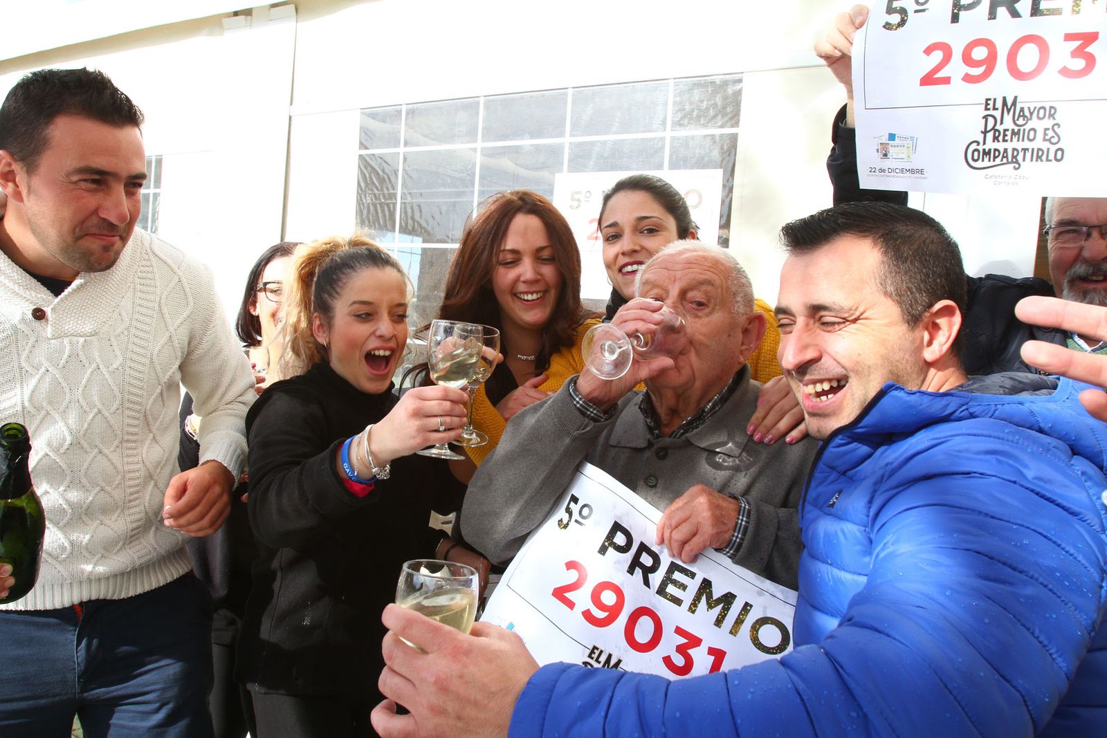 Alegría en Huelva tras tocar por primera vez el gordo en la capital.