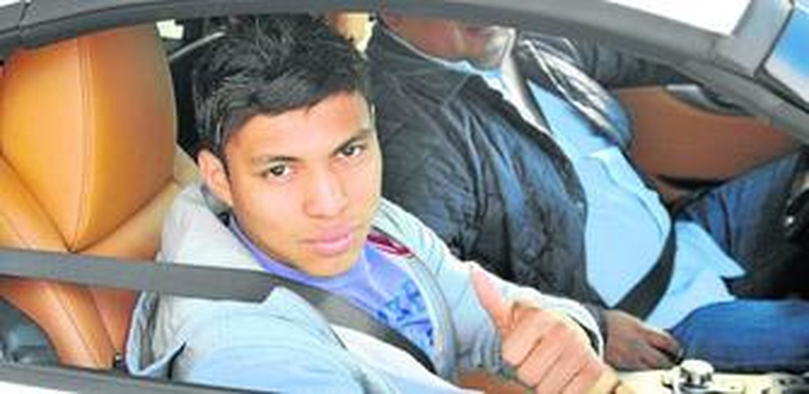 Jefferson Montero, que será titular hoy, da el OK desde el interior del automóvil en el que abandonó el entrenamiento de ayer en Heliópolis.