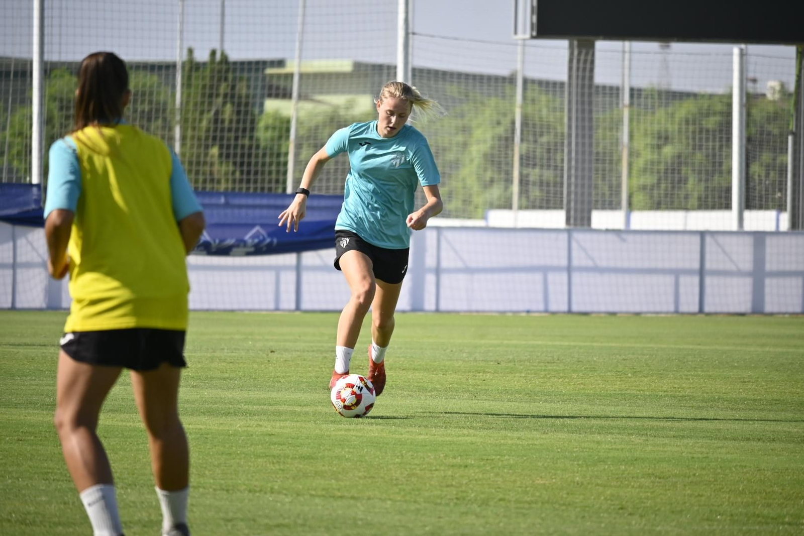 Entrenamiento del Sporting de Huelva a puertas abiertas, en imágenes