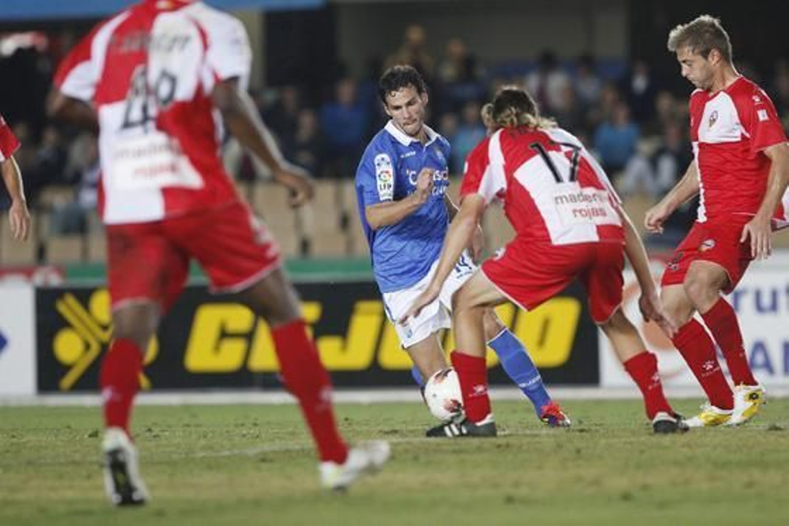Capi trata de marcharse de Toni Lao, que tras la lesión de Pablo Ruiz tuvo que actuar de central improvisado. 

Foto: Juan Carlos Toro