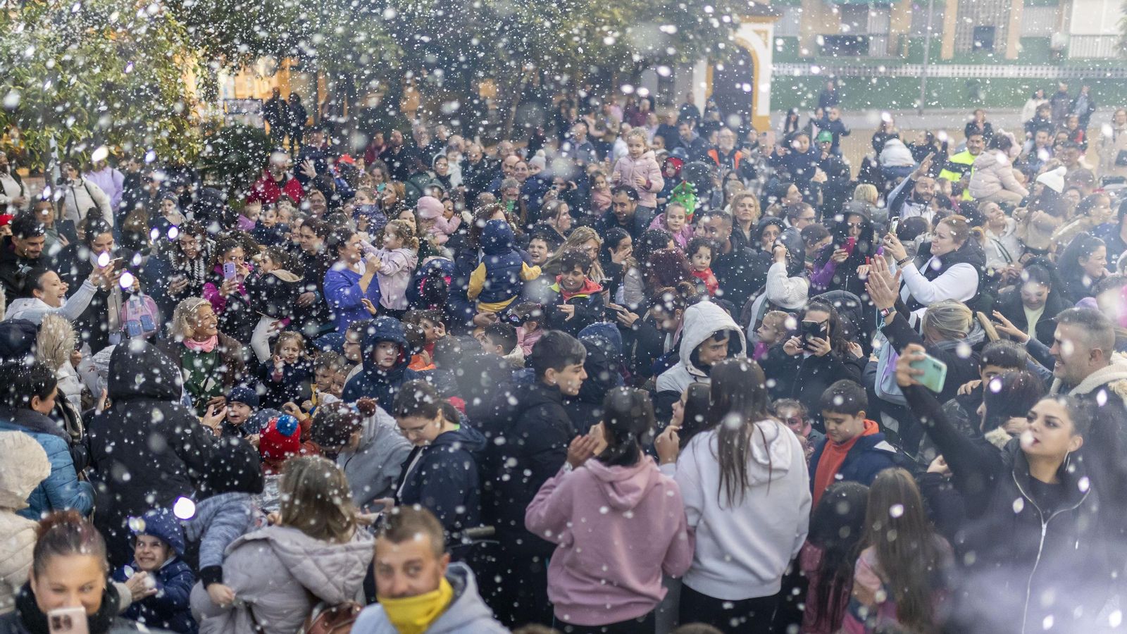 Asistentes a la nevada celebrada en Verdeluz.