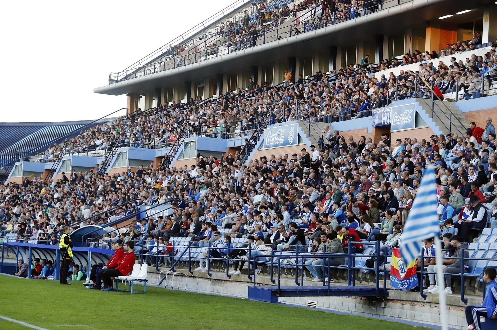 Gran ambiente en las gradas del Nuevo Colombino para el Recre-At Sanluqueño, en imágenes