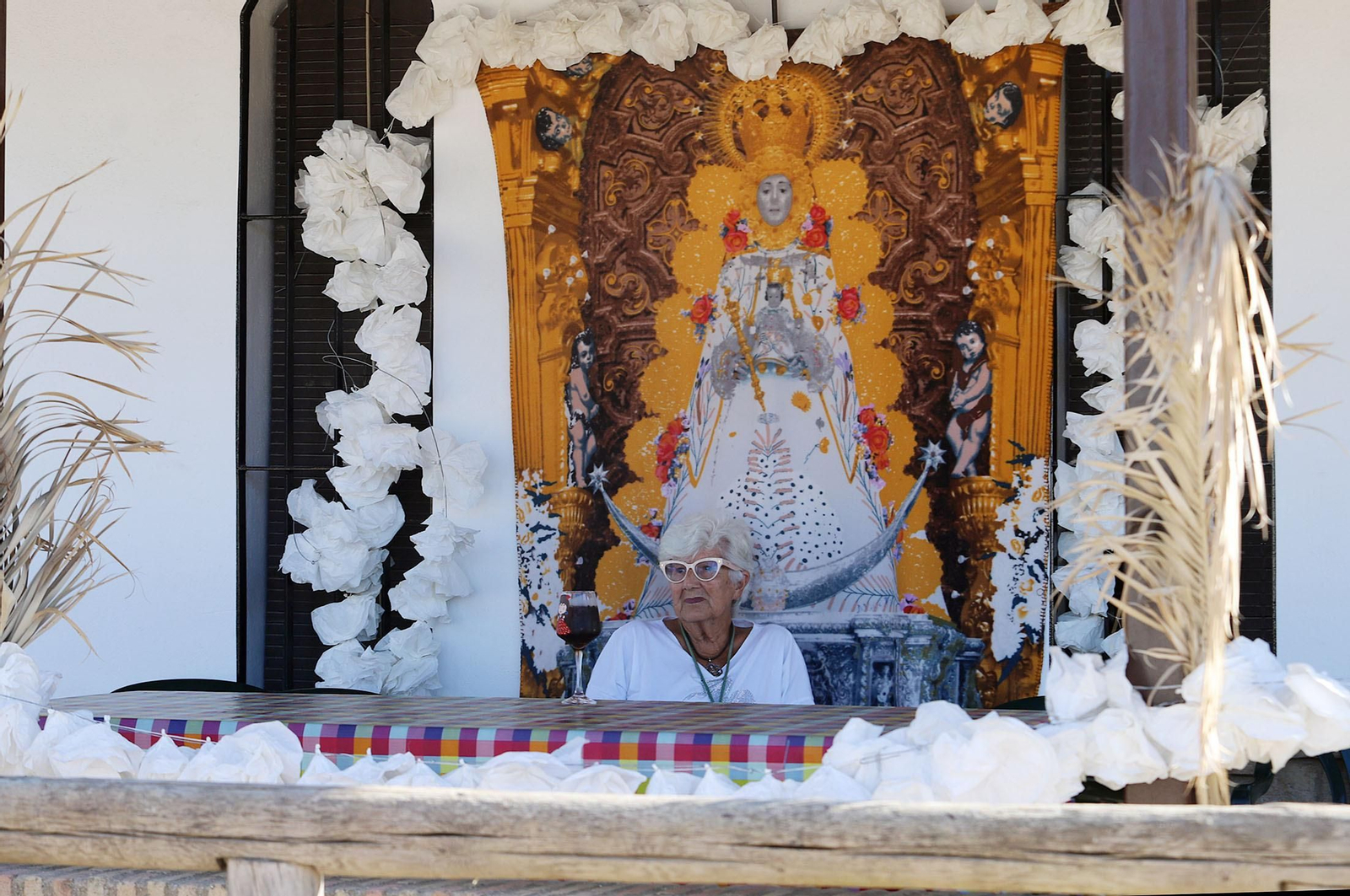 Ambiente en la aldea del Rocío previo a la llegada de las Hermandades, en imágenes