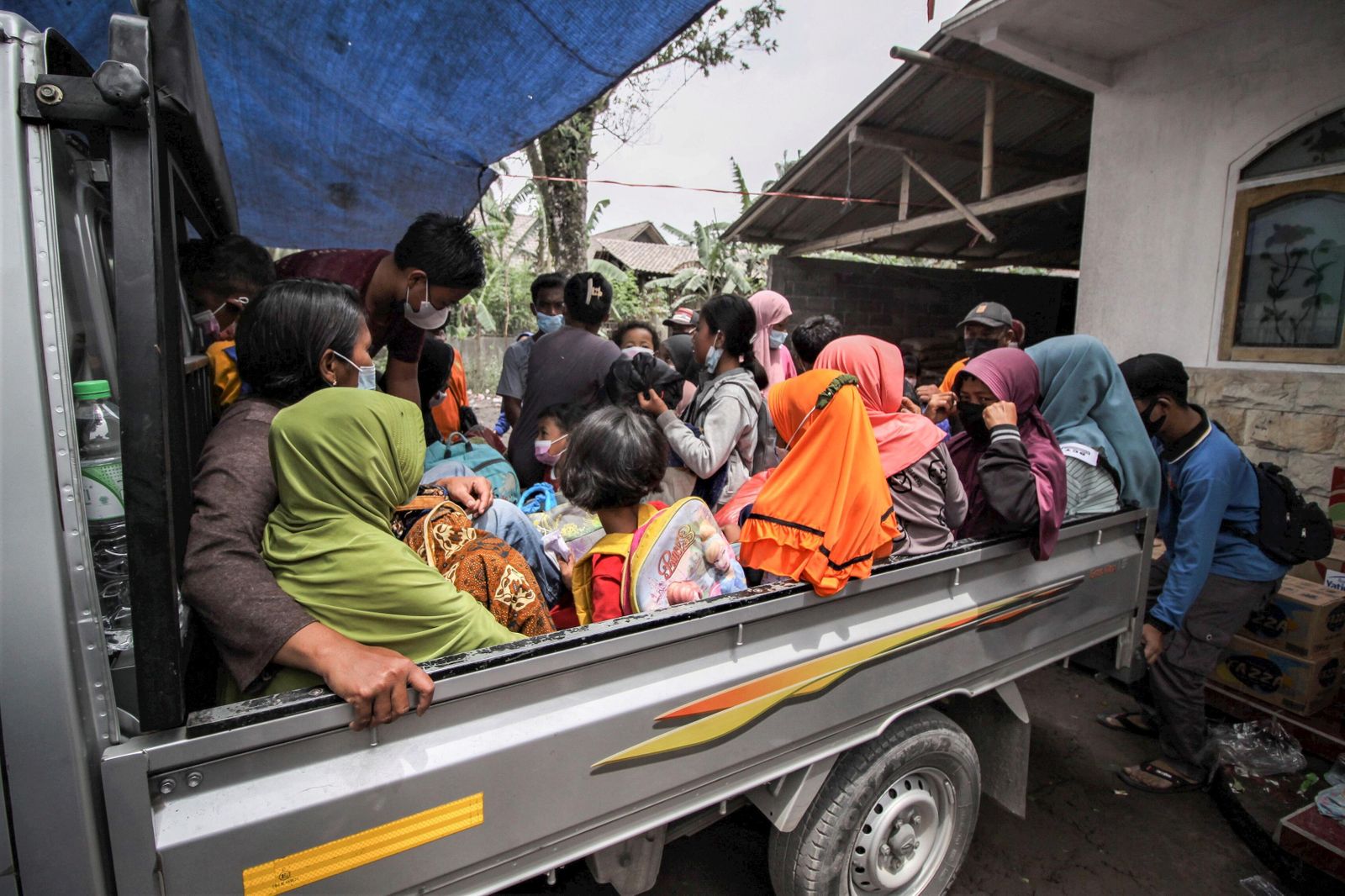 La erupción del volcán Semeru cubre de ceniza varias zonas de Indonesia