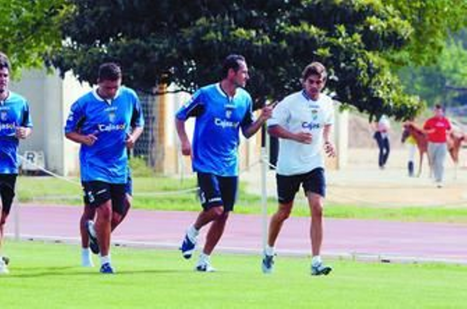 Julián Jiménez dialoga con Moreno en la sesión de ayer.