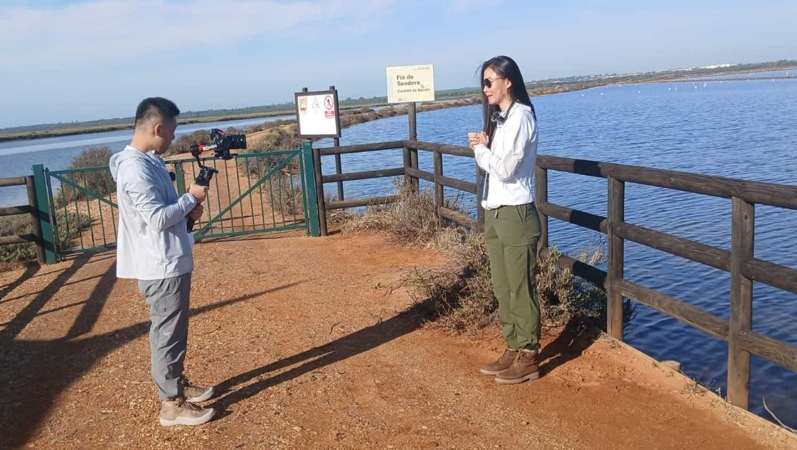 El influencer influencer Ziliang Zhan tomando imágenes de los parajes de Huelva.