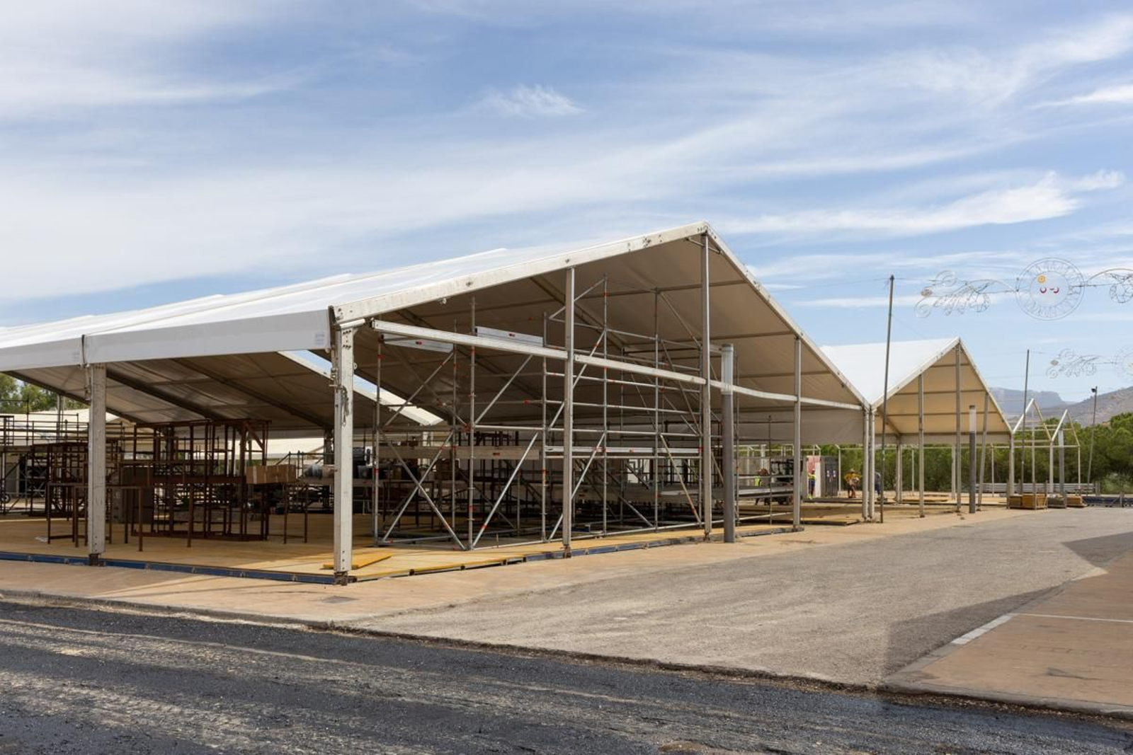 Montaje de casetas de la Feria de San Lucas, en imágenes
