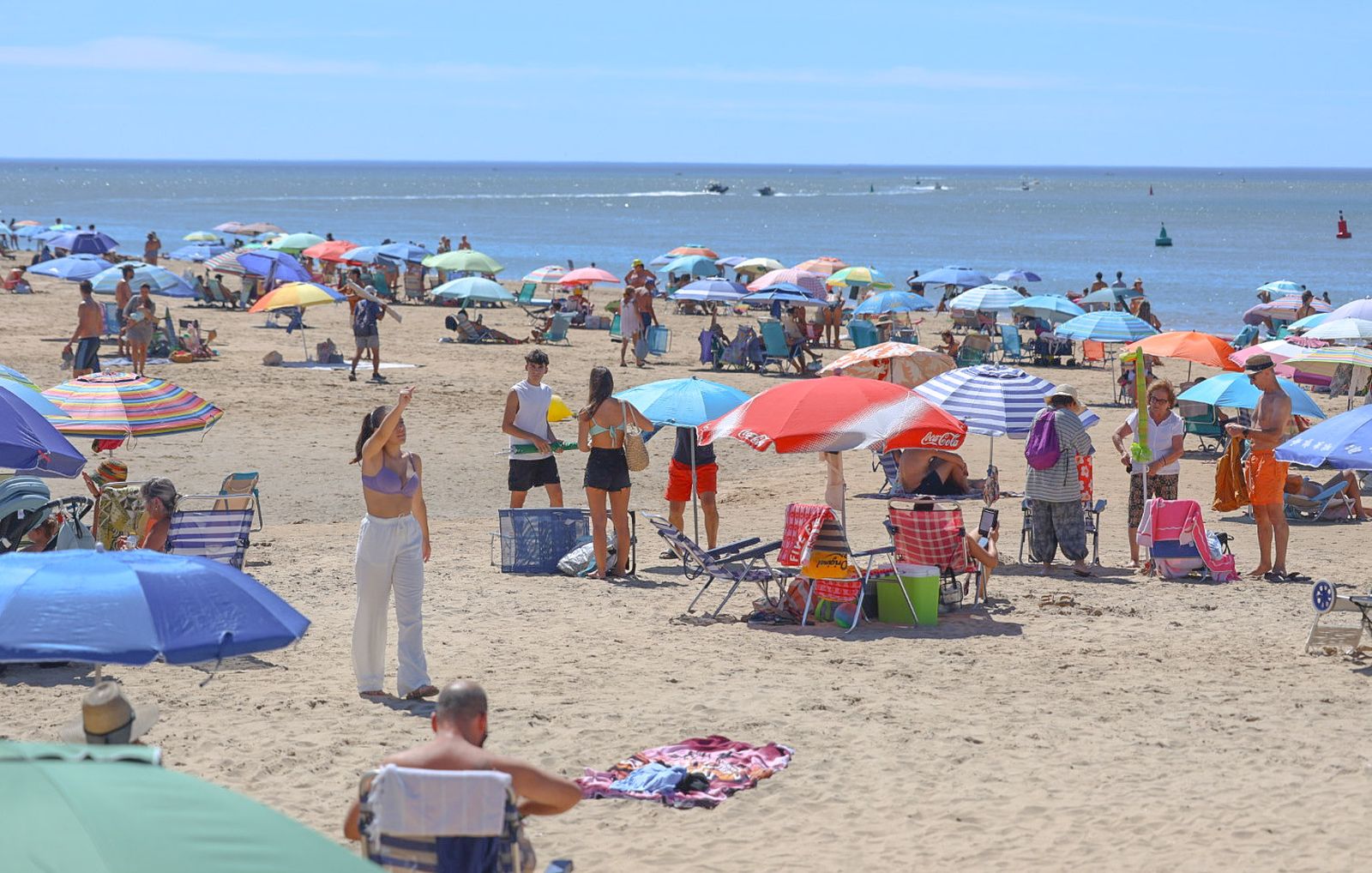 Imágenes de la calurosa mañana en la playa de El Portil