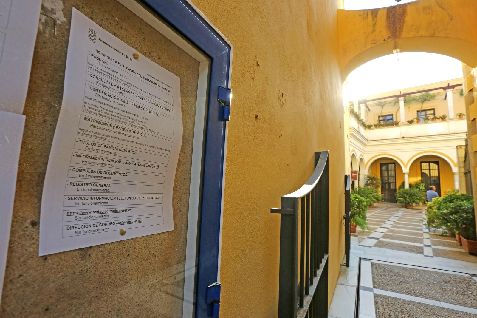 Cartel colocado en la Oficina de Atención al Ciudadano, tras el ciberataque.