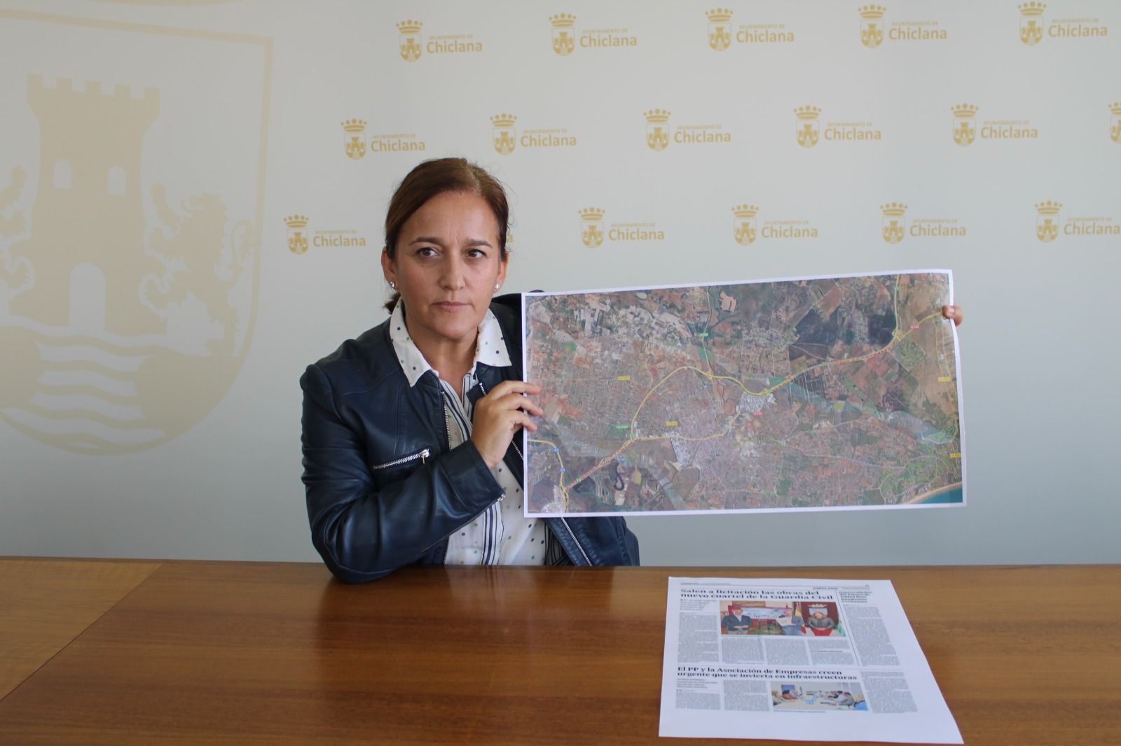 La teniente alcalde muesta uno de los proyectos.