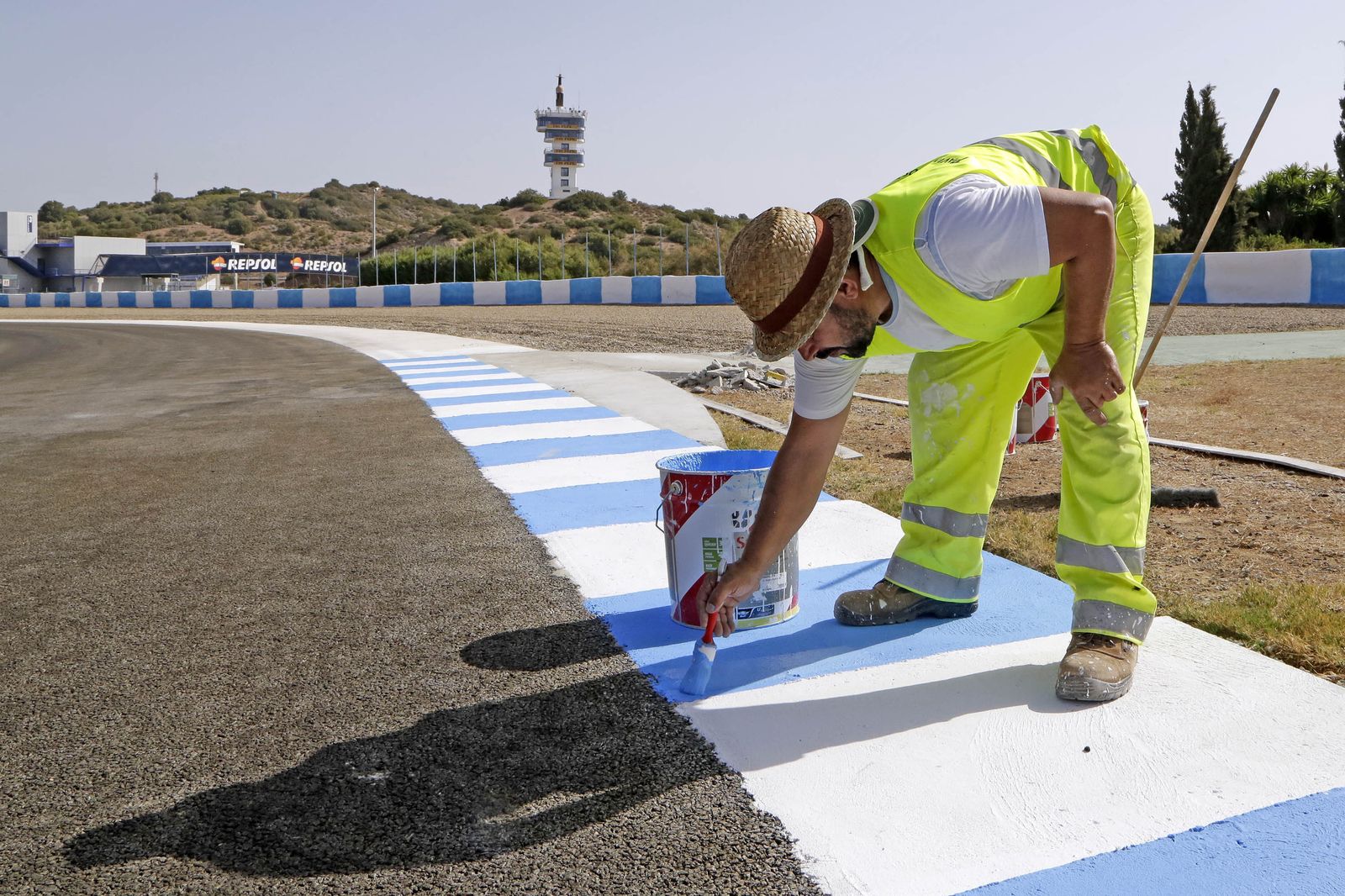 Un operario repasa el piano de la curva 7, entre el Dry Sack y la de Jorge Martínez Aspar.