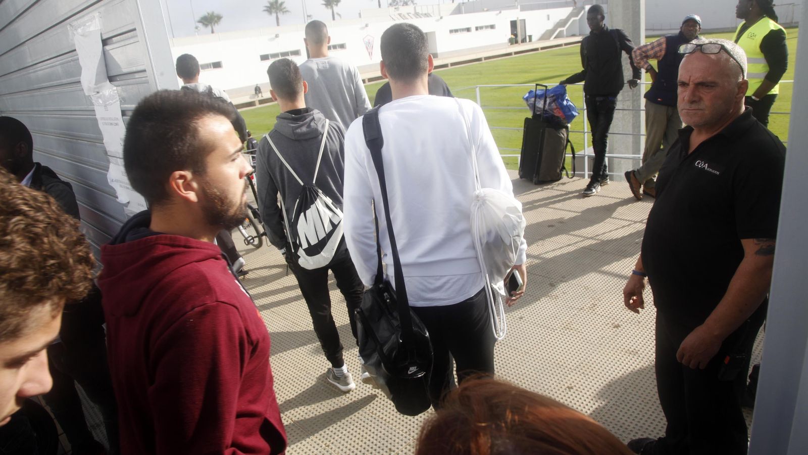 Los integrantes del San Roque de Lepe acuden al estadio para su entrenamiento.
