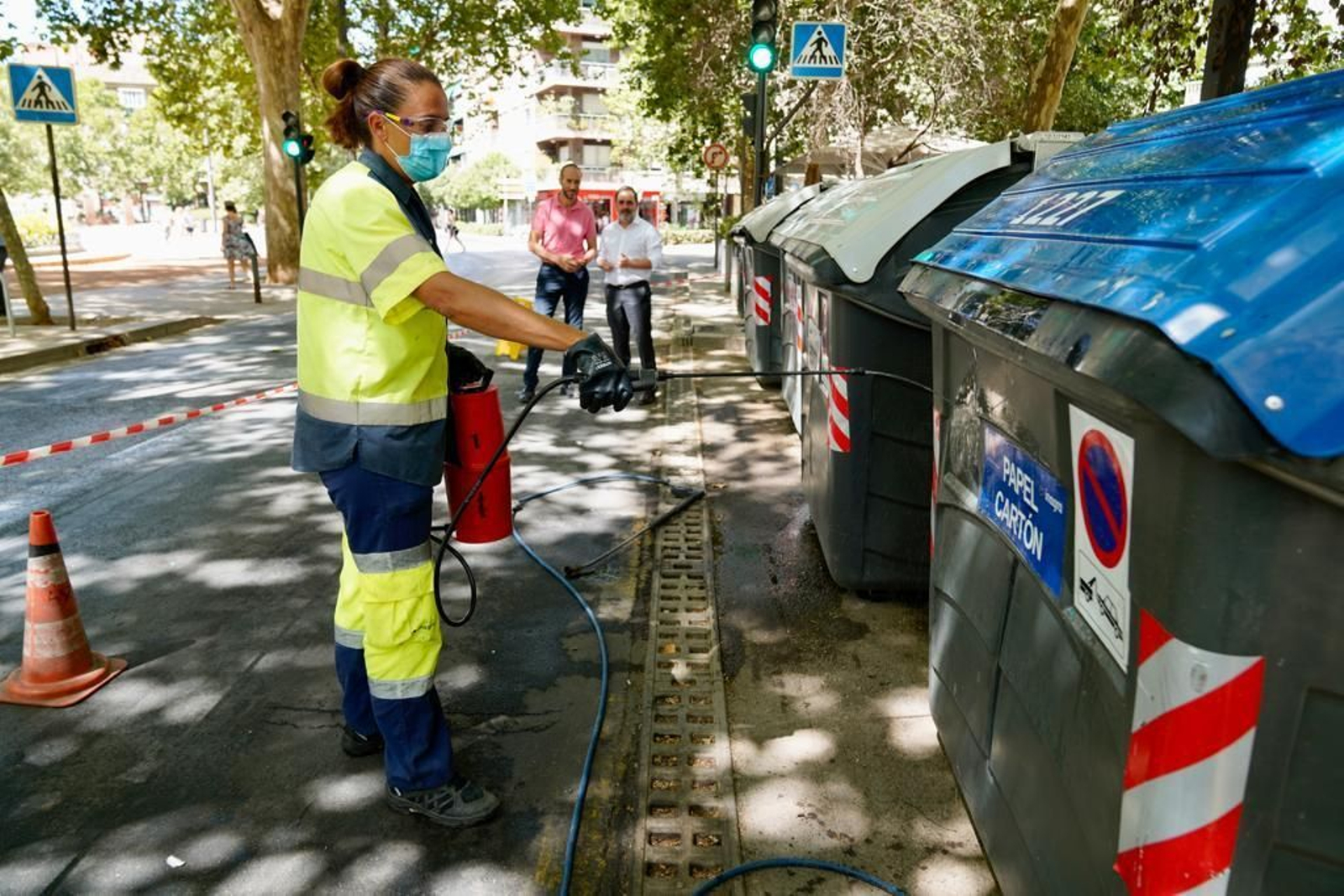 Granada aprovecha el verano para limpiar los 4.700 contenedores de basura de la capital