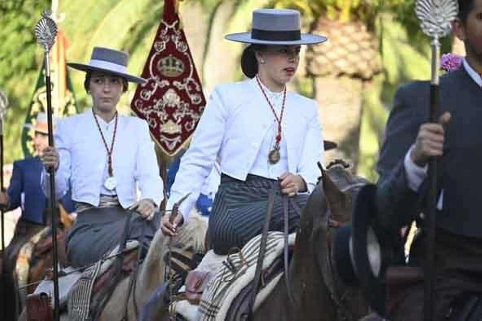 Las mejores imágenes de los peregrinos en la salida de Emigrantes