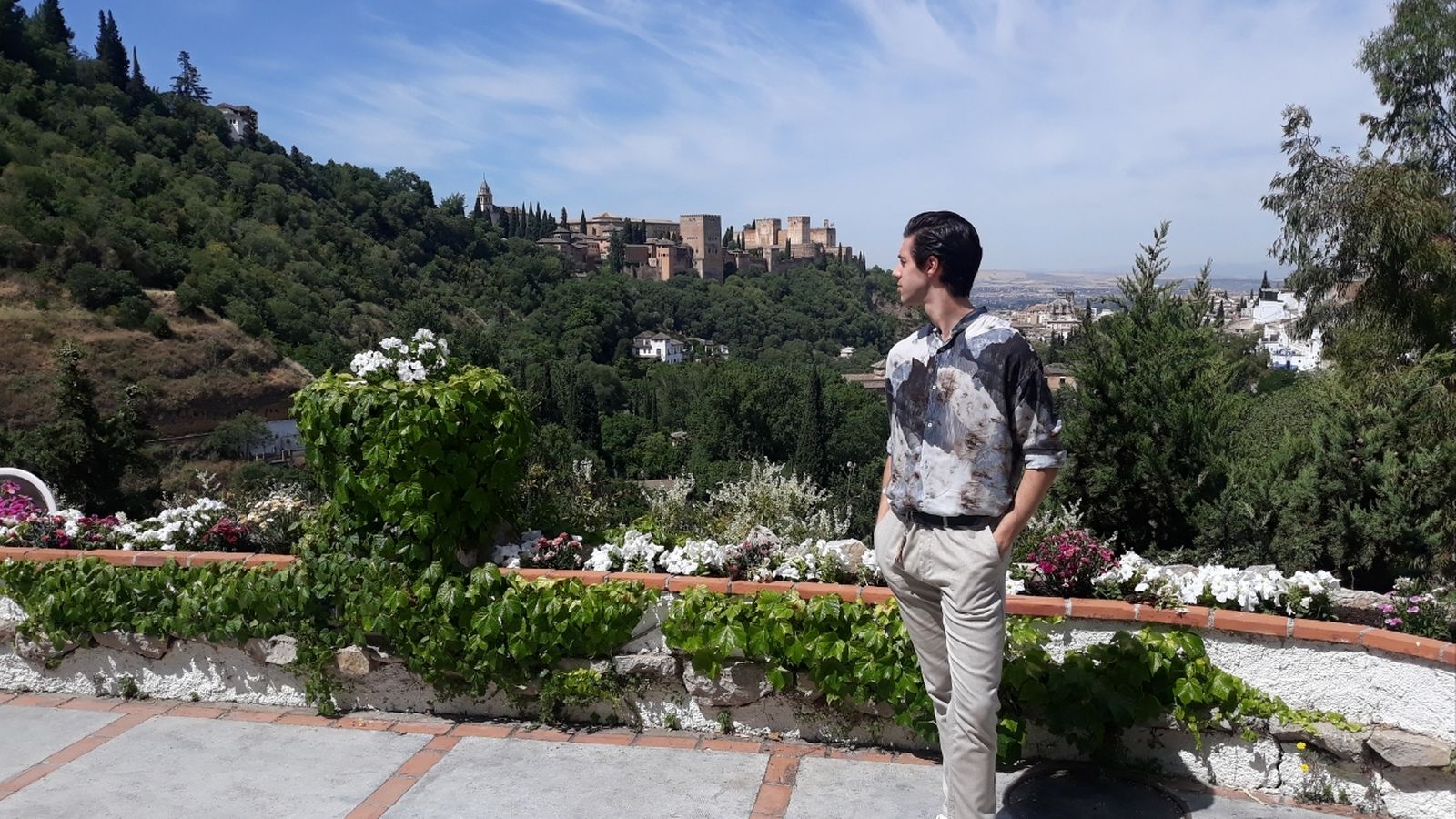 El bailarín granadino, en una imagen frente a la Alhambra de hace unos días.