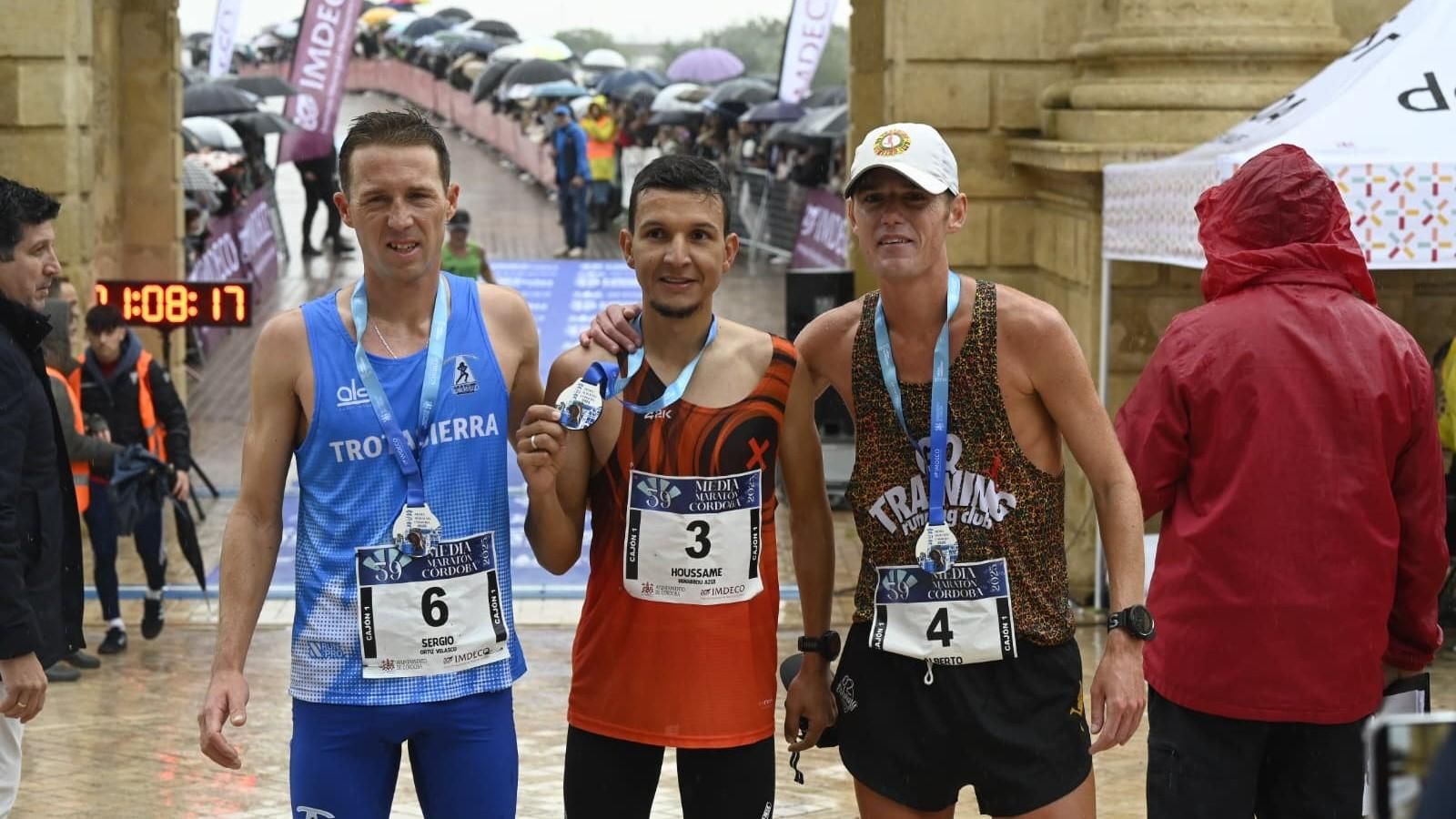 Houssame Benabbou posa junto a Sergio Ortiz y Alberto González.