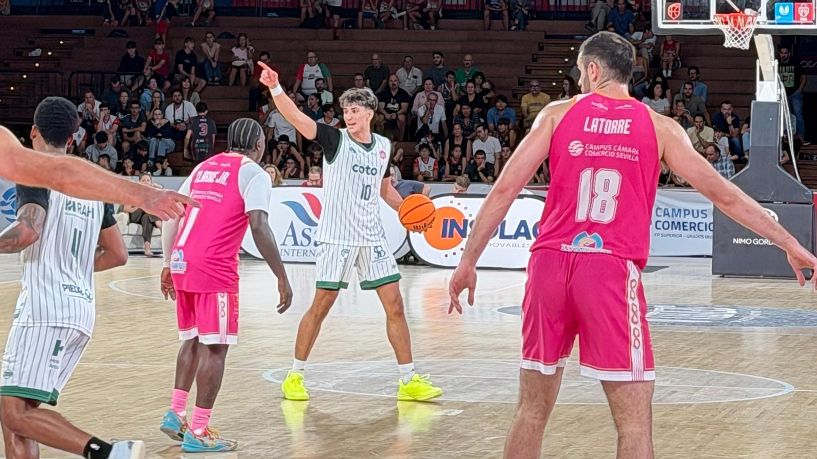 Gonzalo Orozco es presionado por Clarke.