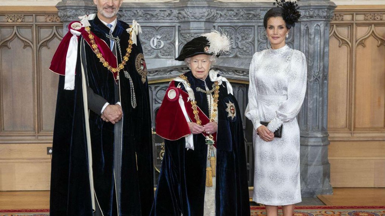 La Reina Letizia con tocado y vestido de Cherubina.