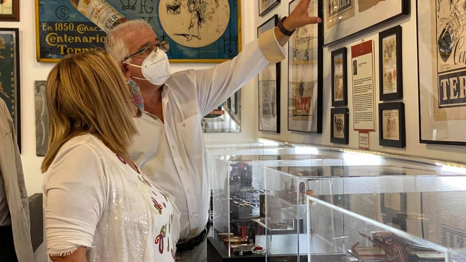 Roberto Amillo inaugurando la Galería del Jerez.