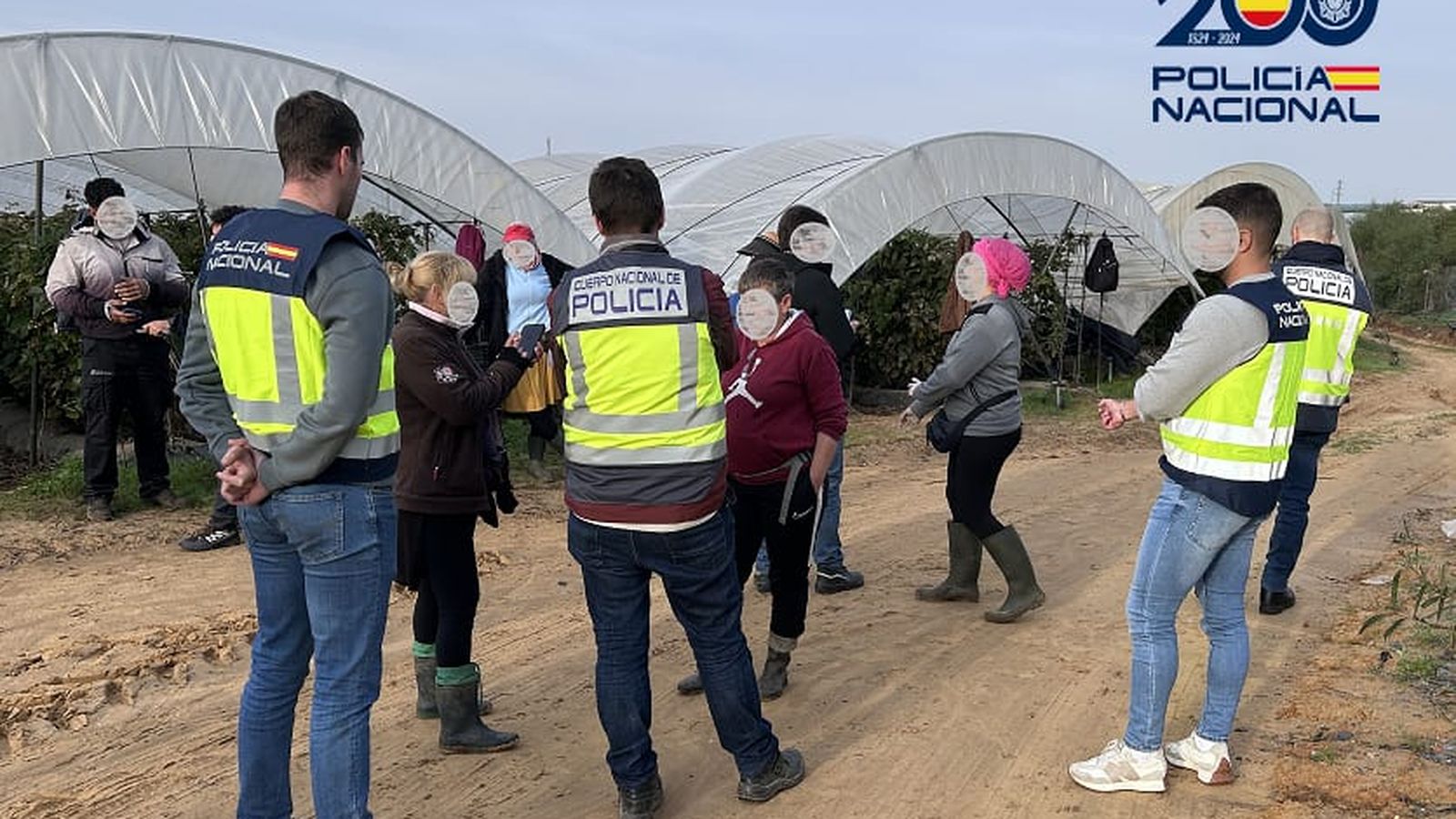 Agentes de la Policía Nacional con varias trabajadoras agrarias.
