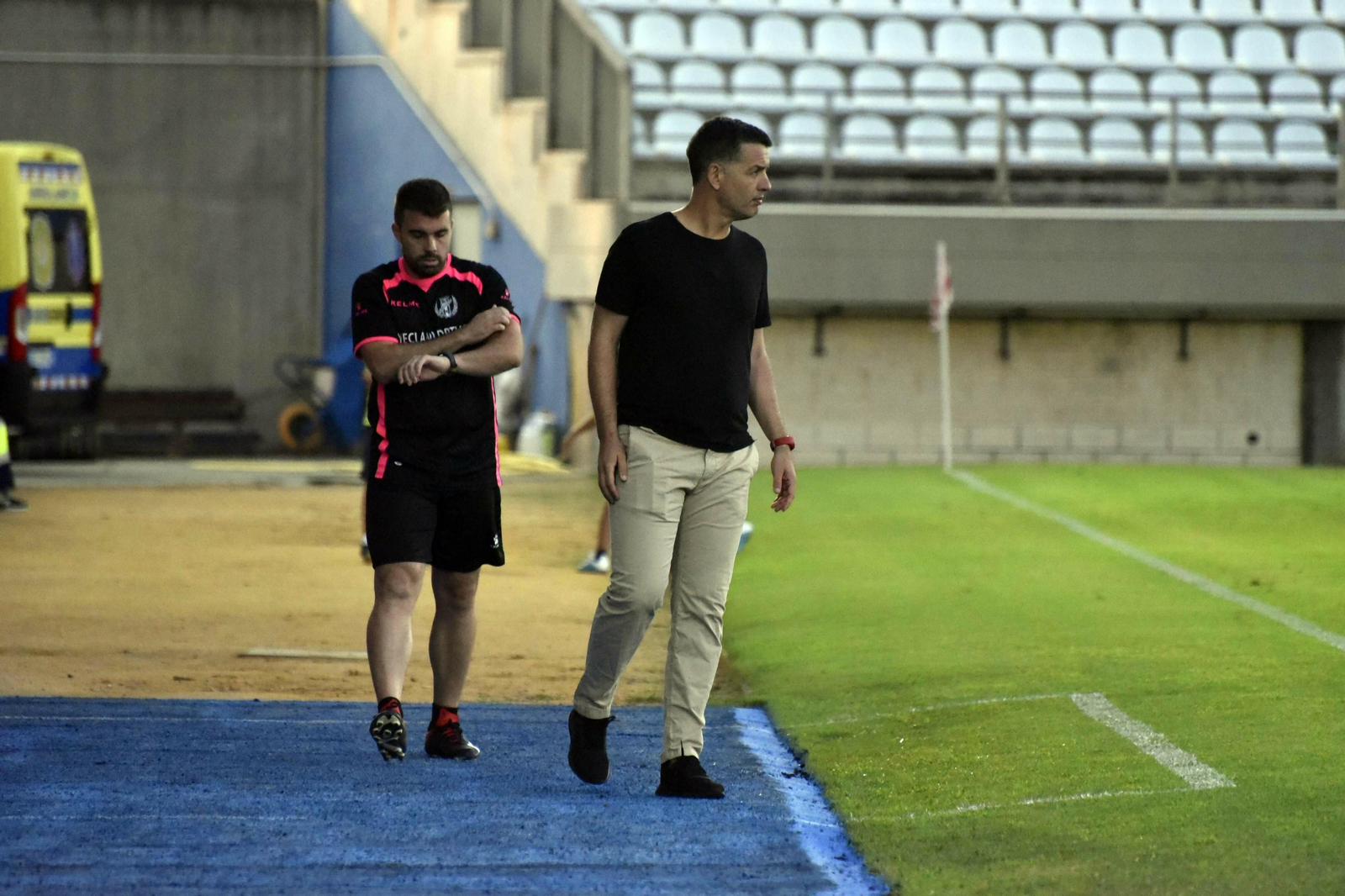 Alejandro Sandroni, entrenador del Yeclano, en el área técnica del Nuevo Mirador