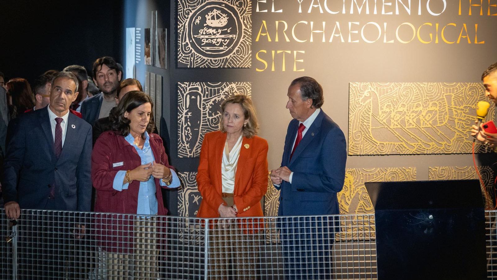 Los representantes políticos atienden las explicaciones.