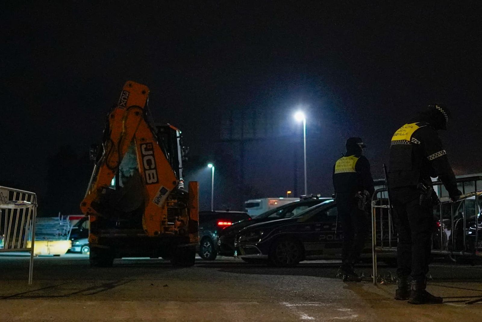 El derribo de la gasolinera de Alcosa, todas las fotos