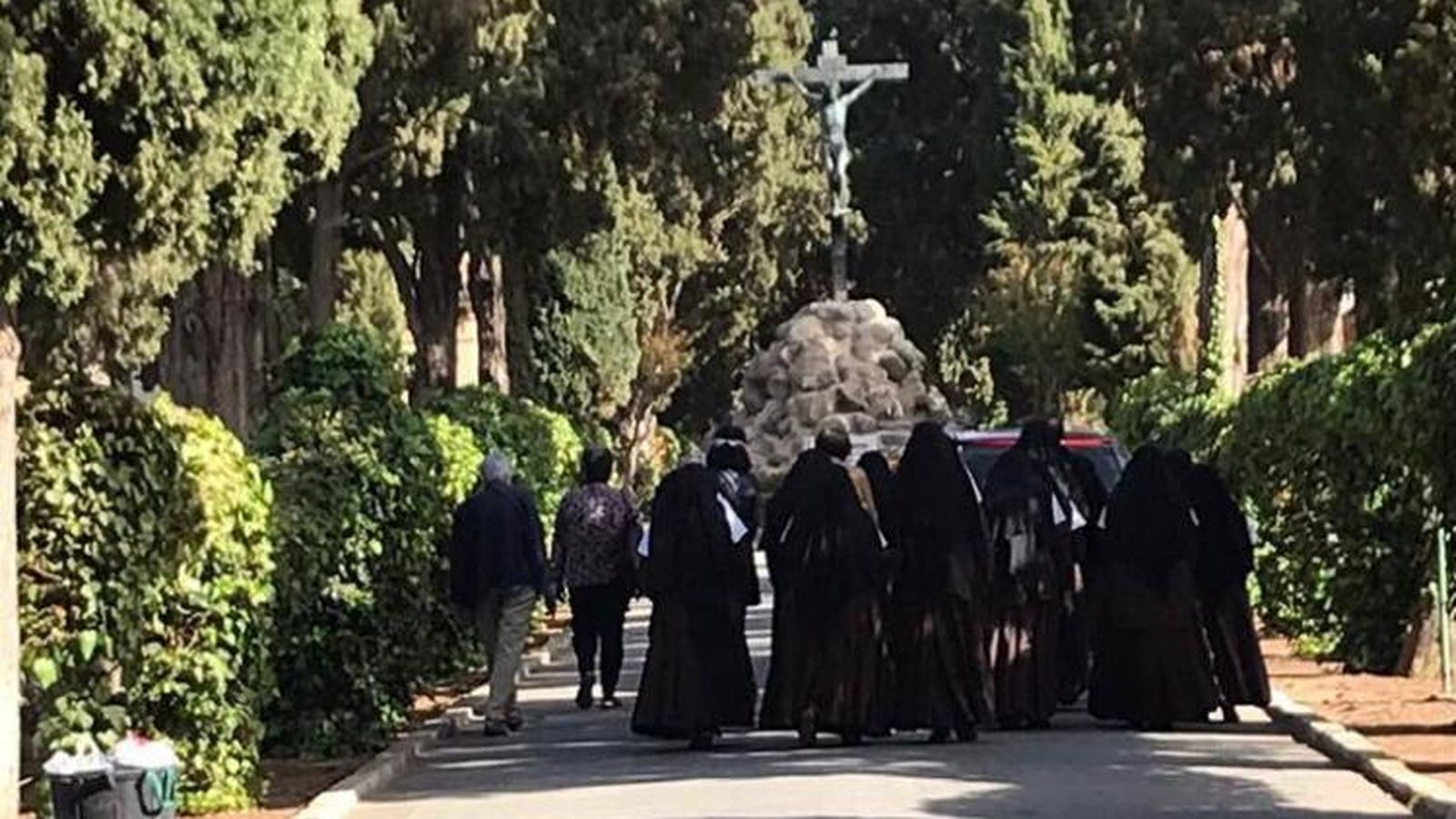 Las religiosas en el cementerio