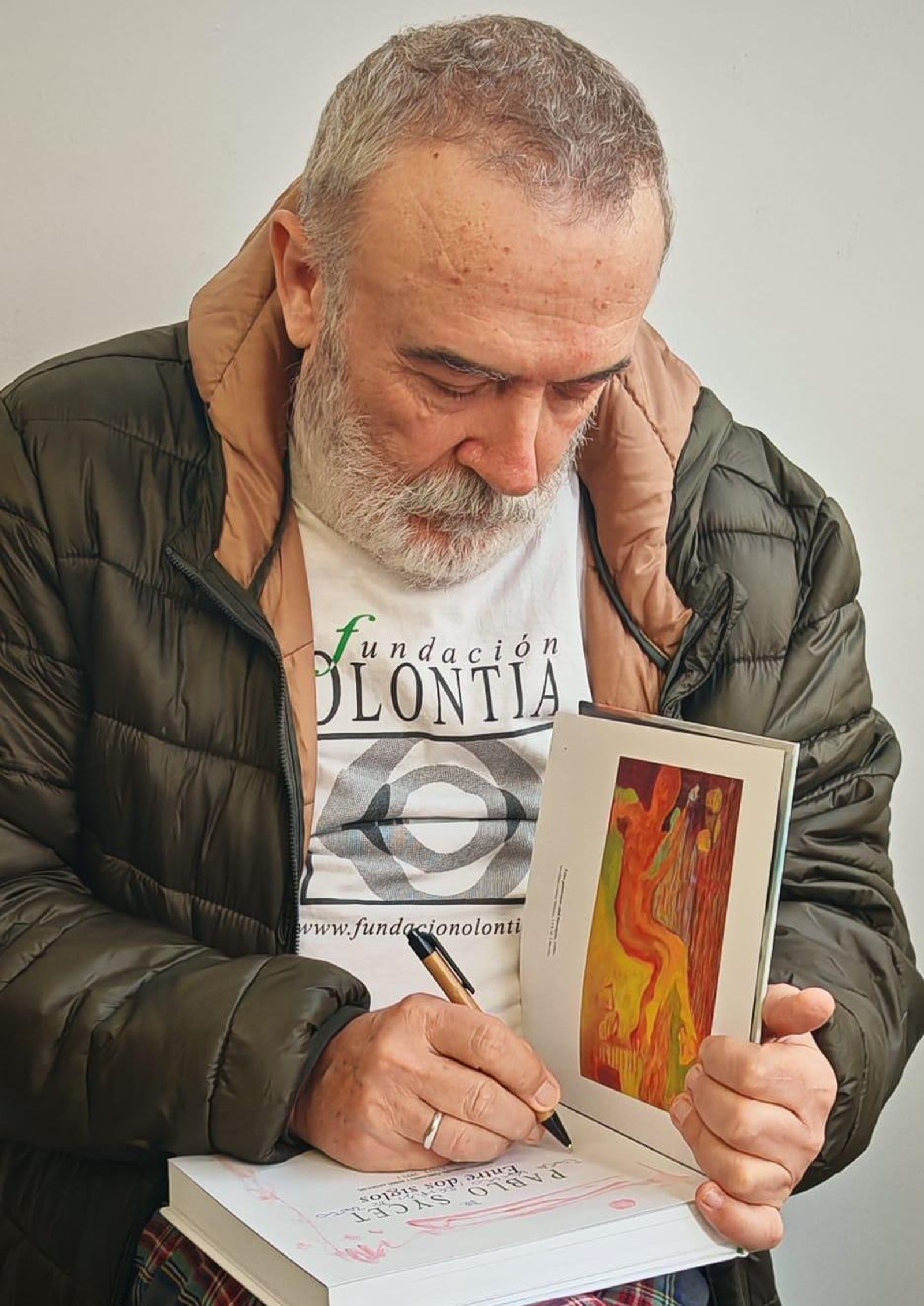 Pablo Sycet dedicando uno de los ejemplares del libro.