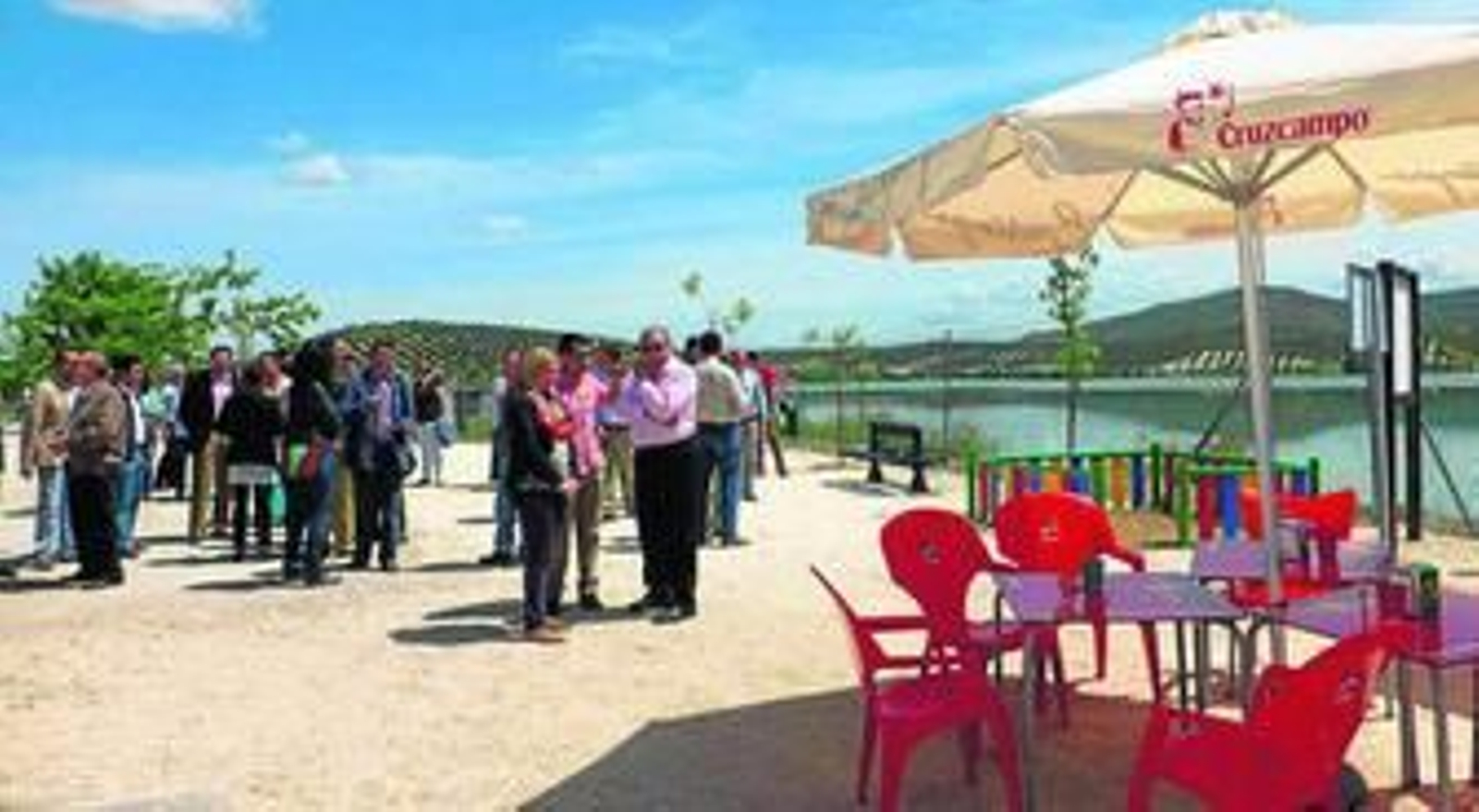 Autoridades tras la inauguración de la nueva zona de ocio del embalse en Albendín.